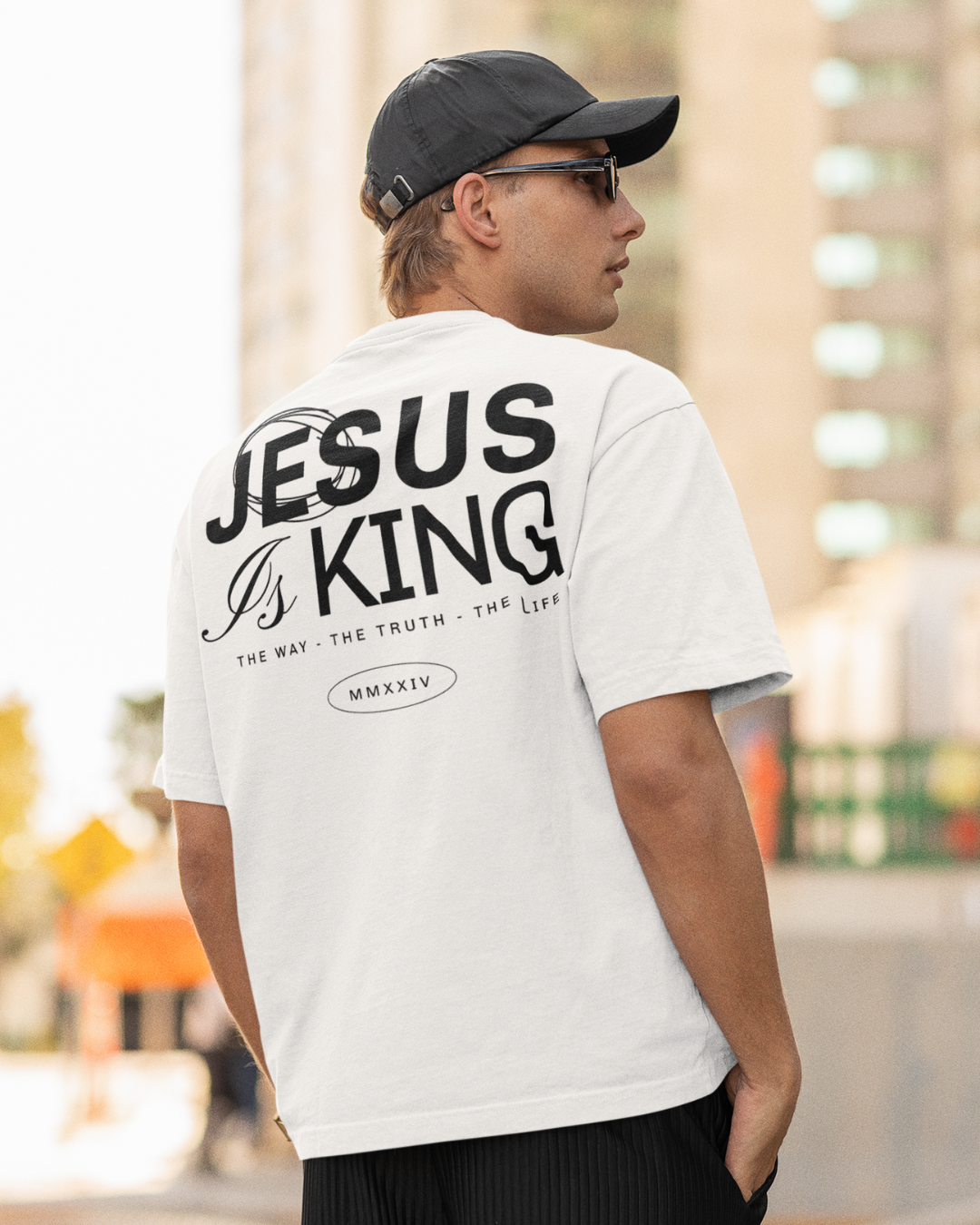 Camiseta Oversized Jesus Is King — USEAMÉM