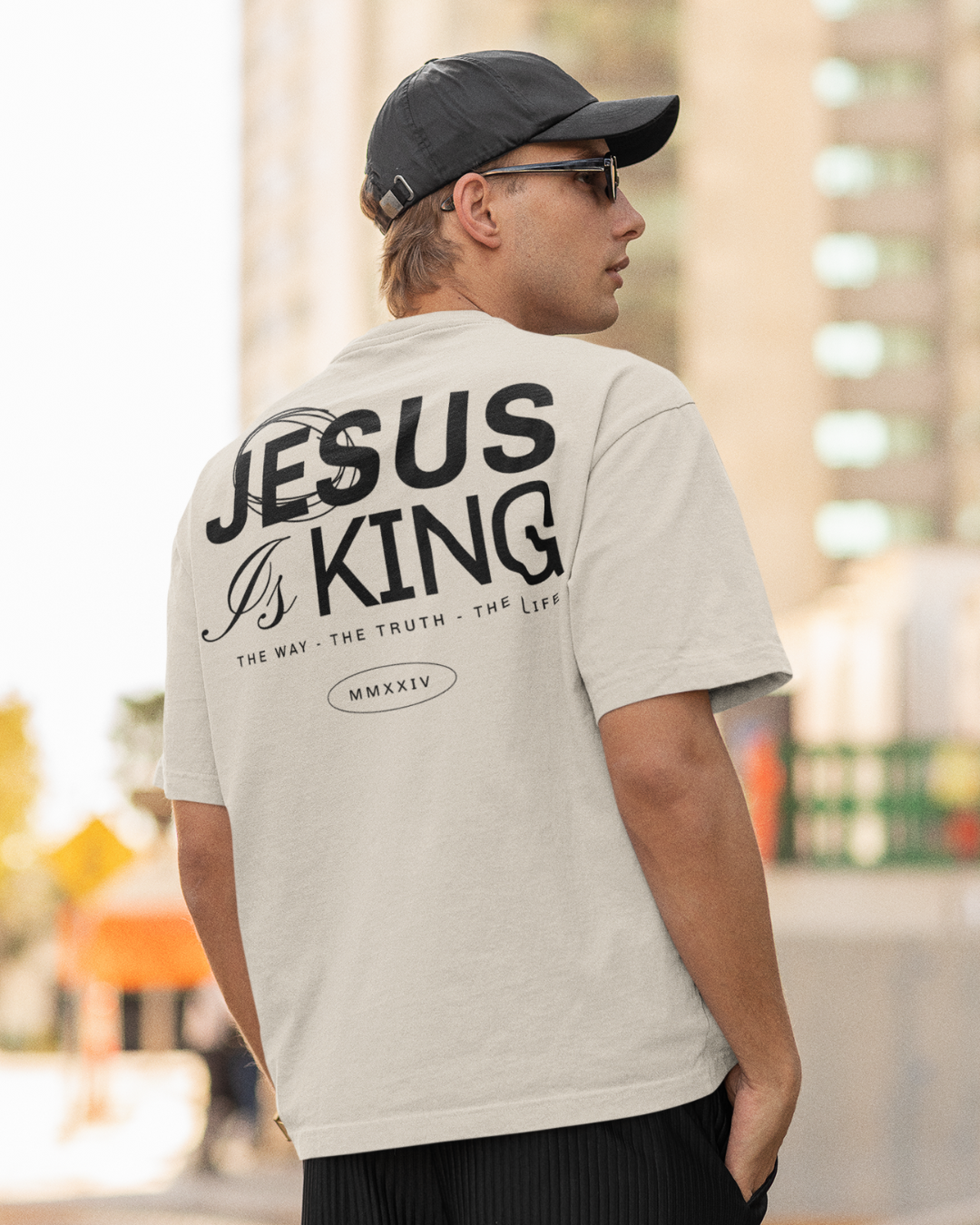 Camiseta Oversized Jesus Is King — USEAMÉM