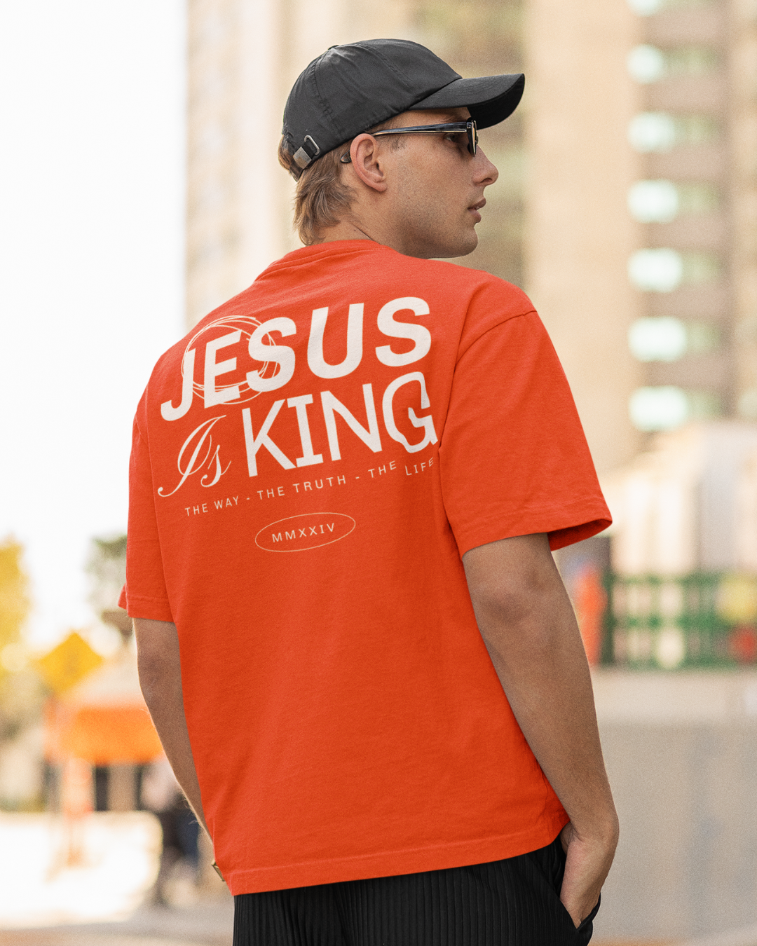 Camiseta Oversized Jesus Is King — USEAMÉM