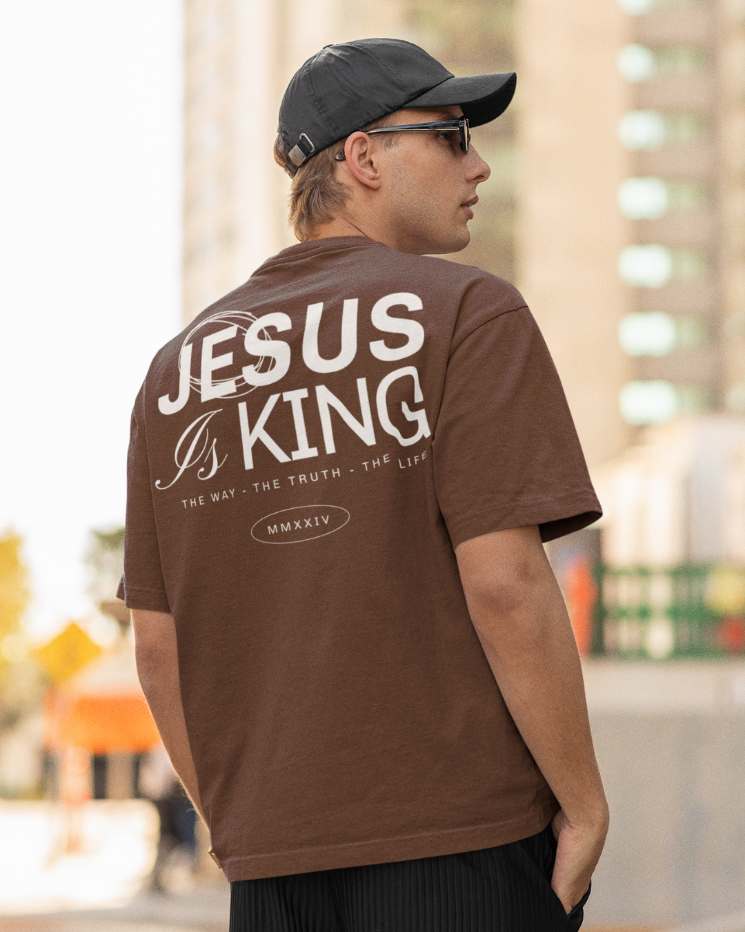 Camiseta Oversized Jesus Is King — USEAMÉM